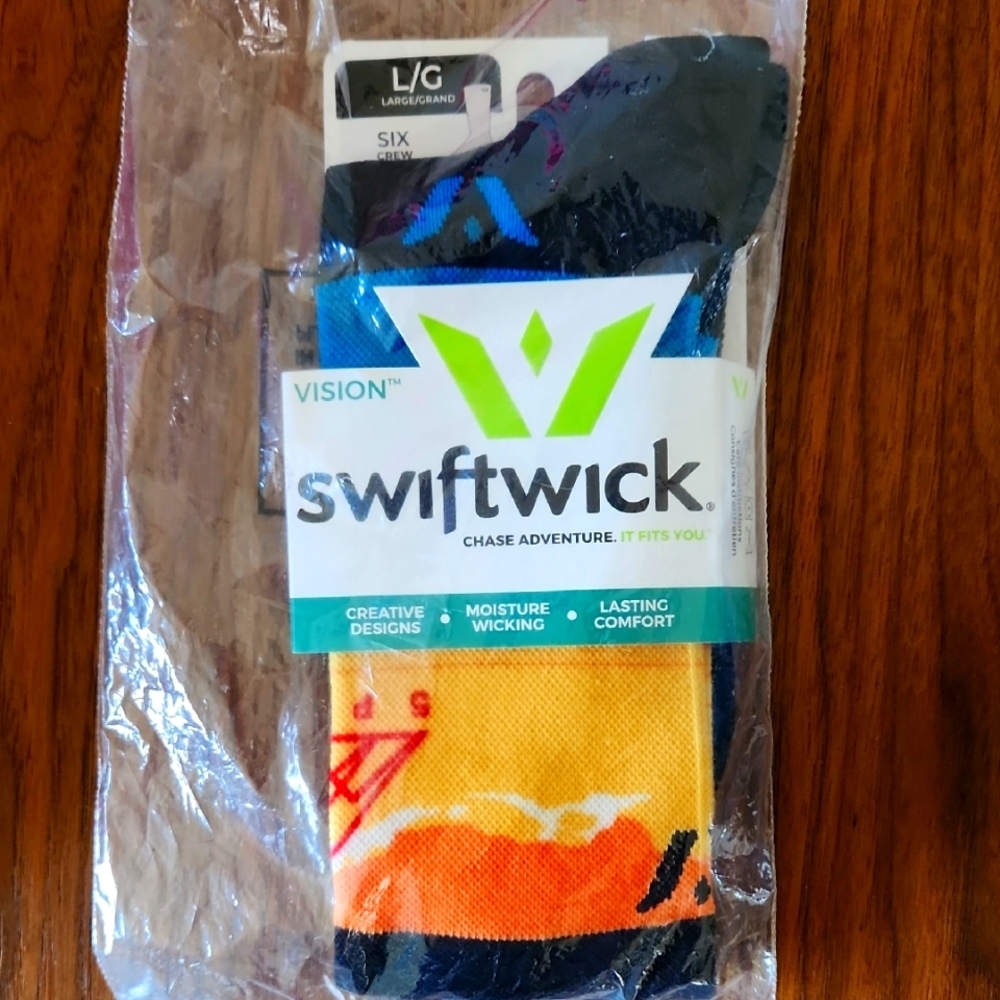 Swiftwick NWT Six Crew Socks Size LARGE